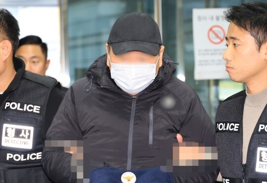 서울중앙지법은 10월 22일 “도망할 염려가 있다”며 이 씨에 대한 구속영장을 발부했다. 이 씨가 10월 22일 구속 전 피의자 심문에 참석하기 위해 서울 서초구 중앙지법으로 들어서는 모습. 사진=연합뉴스