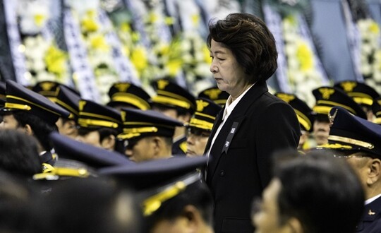 추미애 경기지사가 10월 19일 경기 부천시 부천체육관에서 엄수된 고 김진석 소방위 영결식에 참석하고 있다. 사진=임준선 기자