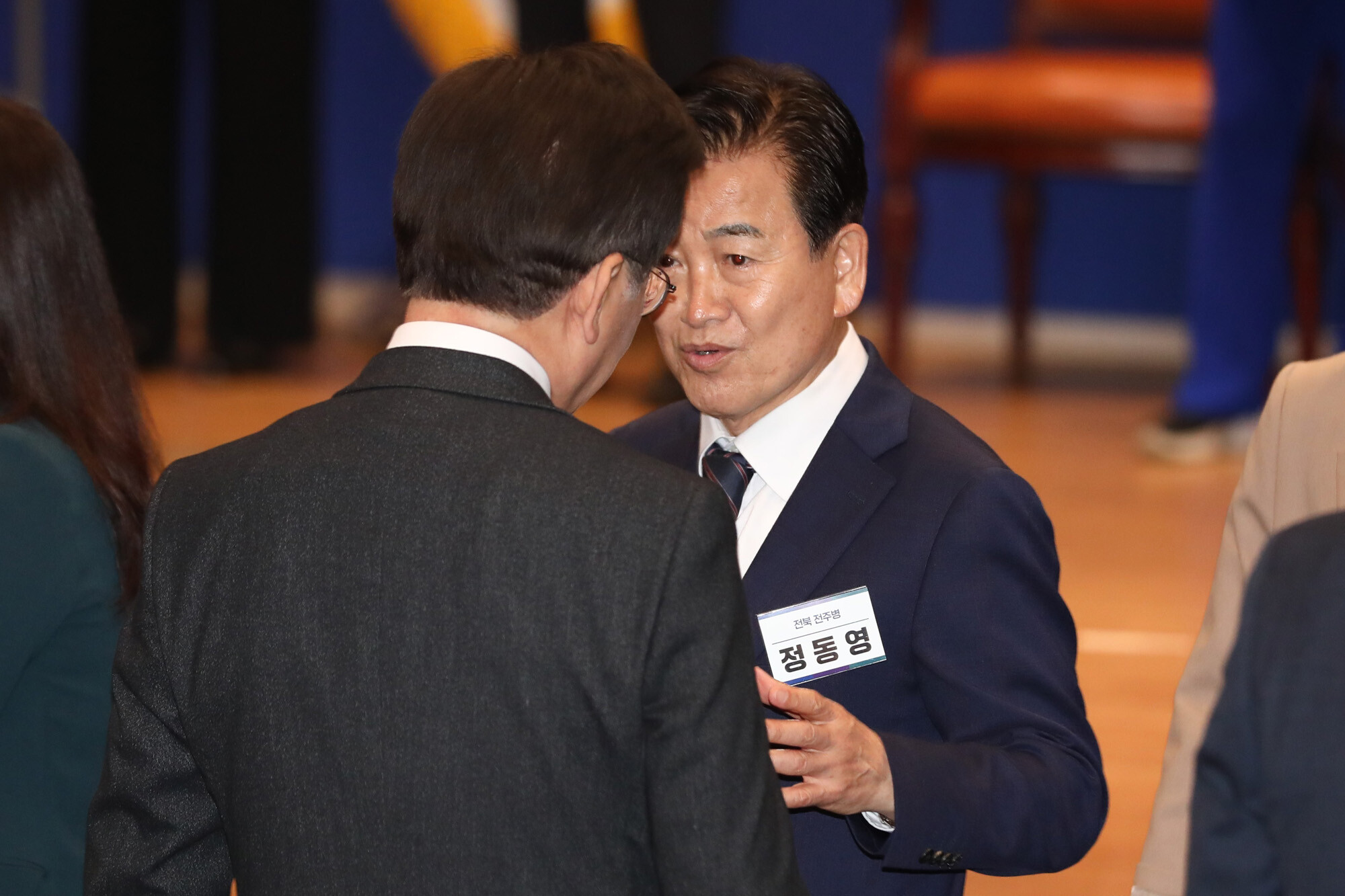 이재명 대통령과 정동영 통일부 장관이 2024년 5월 3일 국회의원 당선자 총회에서 인사를 나누는 장면. 사진=박은숙 기자