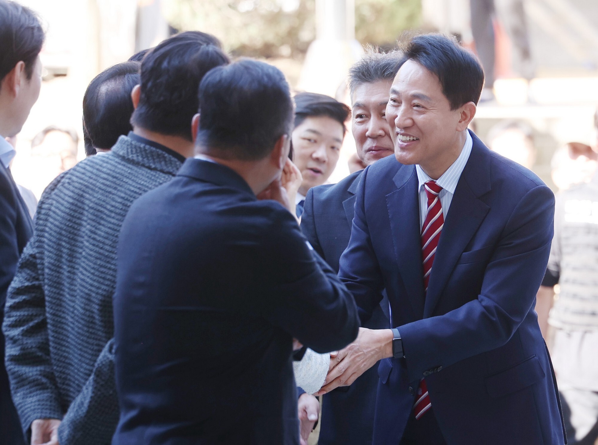 오세훈 서울시장이 23일 서울 서초구 서울고법에서 열린 '명태균 여론조사 대납 의혹 사건' 항소심 공판에 출석하며 지지자들과 악수하고 있다. 사진=박정훈 기자
