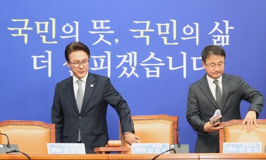 더불어민주당 김민석 대표와 한병도 원내대표가 10월 23일 국회에서 열린 최고위원회의에 참석하고 있다. 사진=박은숙 기자