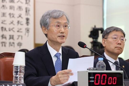 조희대 대법원장이 10월 6일 국회 법제사법위원회에서 열린 대법원 등에 대한 국정감사에서 의원 질의에 답변하고 있다. 사진=박은숙 기자