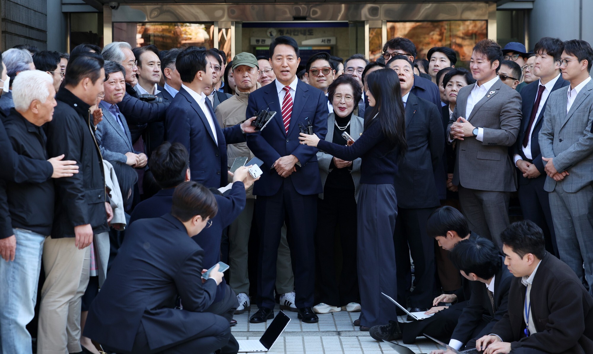 오세훈 서울시장이 23일 서울 서초구 서울고등법원에서 열린 '명태균 여론조사 대납 의혹 사건' 항소심 선고 공판 뒤 무죄 판결과 관련해 입장을 밝히고 있다. 사진=박정훈 기자