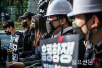 홍콩시위 희생자 기리는 참가자들