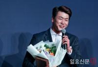 최고투수상 수상 뒤 환한 미소 보이는 김광현