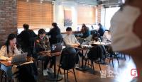카페에서 온라인 강의 듣는 대학생들