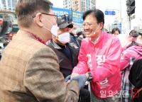 유권자와 악수하는 장진영 미래통합당 후보