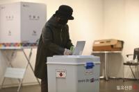 꽁꽁 싸매고 투표소 찾은 시민들