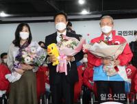 꽃다발 든 오세훈 서울시장 당선자
