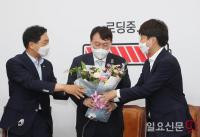 윤석열 대선예비후보에게 꽃다발 전하는 이준석 대표