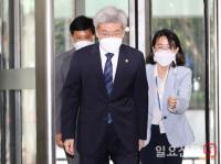 한국은행 들어서는 고승범 금융위원장