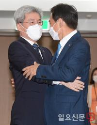 포옹하는 한국은행 총재과 금융위원장