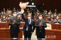 민주당 의총에서 꽃다발 든 이재명 대선후보