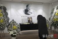 조문객이 이한열 열사의 모친인 배은심 어머니 빈소에서 묵념