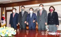 국민의힘의 새 원내대표단 맞이하는 박병석 국회의장