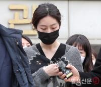 법원을 나서는 배우 김새론