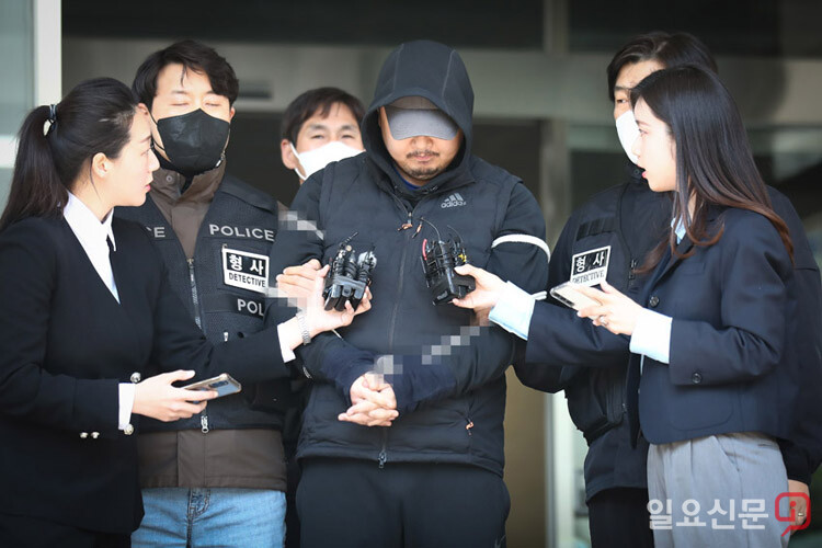 '강남 납치·살해 사건'의 피의자 황대한이 9일 서울 강남구 수서경찰서에서 검찰로 송치되고 있다. 2023.04.09 사진/임준선기자