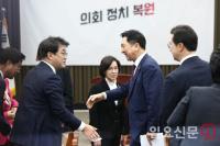 국민의힘 의원총회 참석하는 김기현 대표