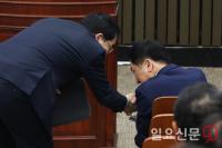 악수하는 김기현 대표와 태영호 의원