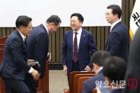 환한 미소로 인사하는 김기현 대표