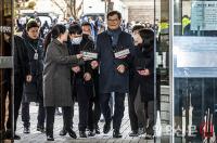 ‘민주당 전당대회 돈봉투 살포 의혹’ 송영길 전 대표 법원 출석