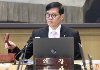 의사봉 두드리는 이창용 한국은행 총재