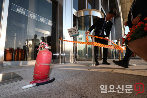 부셔진 국회 본관 출입구 