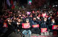 윤석열 탄핵촉구 팻말 든 시민들