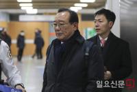 법정에 들어서는 송철호 전 울산시장