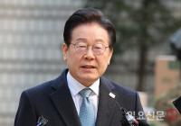 취재진의 질문에 답하는 이재명 대표