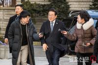 취재진 질문에 답하는 이재명 대표