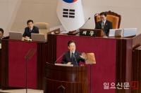 야유 제지하는 이재명 대표
