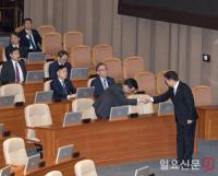 인사하는 우원식 의장과 최상목 대통령 권한대행