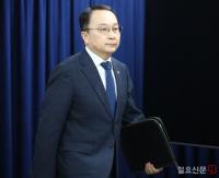 입장하는 구병삼 통일부 대변인