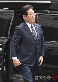 차에서 내리는 이재명 더불어민주당 대표