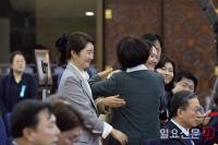 기쁨 나누는 여성의원들