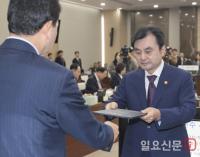 선서문을 제출하는 안규백 국방부장관
