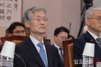 눈 감은채 회의 진행을 지켜보는 조희대 대법원장