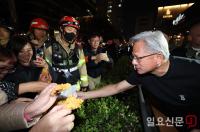 시민들에게 치킨 나눠주는 젠슨 황 엔비디아 CEO