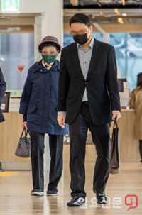특검 출석하는 김건희 친모, 친오빠
