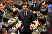박수 받으며 퇴장하는 이재명 대통령