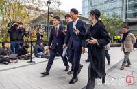 굳은 얼굴로 특검 들어서는 오세훈 시장