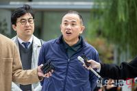 취재진 질문에 답하는 명태균씨