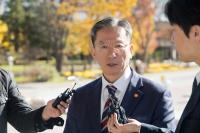 기자들의 질문에 답하는 정성호 법무부장관