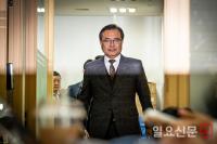 최종 수사 결과 발표 위해 입장하는 이명현 특검