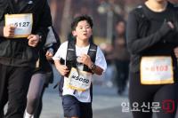 결승선 향해 달리는 꼬마 러너승선 향해 달리는 꼬마 러너