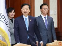 입장하는 구윤철 경제부총리 겸 기획재정부 장관
