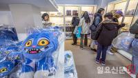 케데헌 팝업스토어에서 쇼핑하는 방문객들