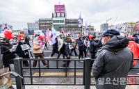 행진하는 윤석열 지지자들