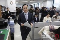 기자실 들어서는 조은석 특별검사